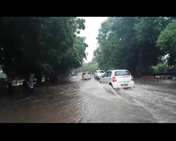 दिल्ली: रात से रुक-रुक कर हो रही बारिश, जलजमाव के बीच मौसम हुआ सुहाना Delhi: heavy rainfall which lashed parts of the city last night causes water logging but gives relief from heat दिल्ली: रात से रुक-रुक कर हो रही बारिश, जलजमाव के बीच मौसम हुआ सुहाना