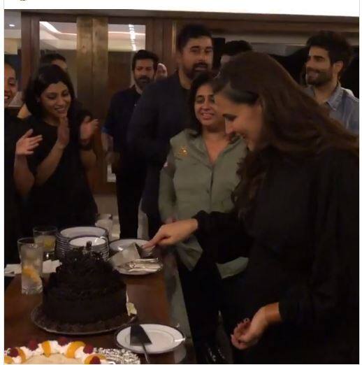 नेहा धूपिया के पति अंगद बेदी ने सोशल मीडिया पर इस सेलिब्रेशन का एक वीडियो शेयर किया है. वीडियो में नेहा केक काटती दिखाई दे रही हैं और उनके सभी दोस्त उन्हे विश करने के लिए 'हैप्पी बर्थडे टू यू' गाना गा रहे हैं.