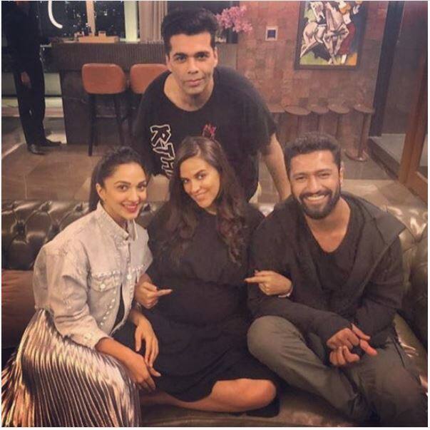 इस सेलिब्रेशन में नेहा और करण के काफी सारे दोस्तों ने जमकर मस्ती की. सेलिब्रेशन के बाद नेहा की ये तस्वीर सोशल मीडिया पर देखने को मिली है जिसमें वो करन जौहर, विक्की कौशल और कियारा आडवाणी के साथ नज़र आ रही हैं.