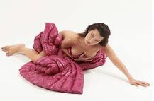 ब्रालेस तस्वीरों से मॉडल बेला हैडिड ने बढ़ाया सोशल मीडिया का तापमान, देखें तस्वीरें