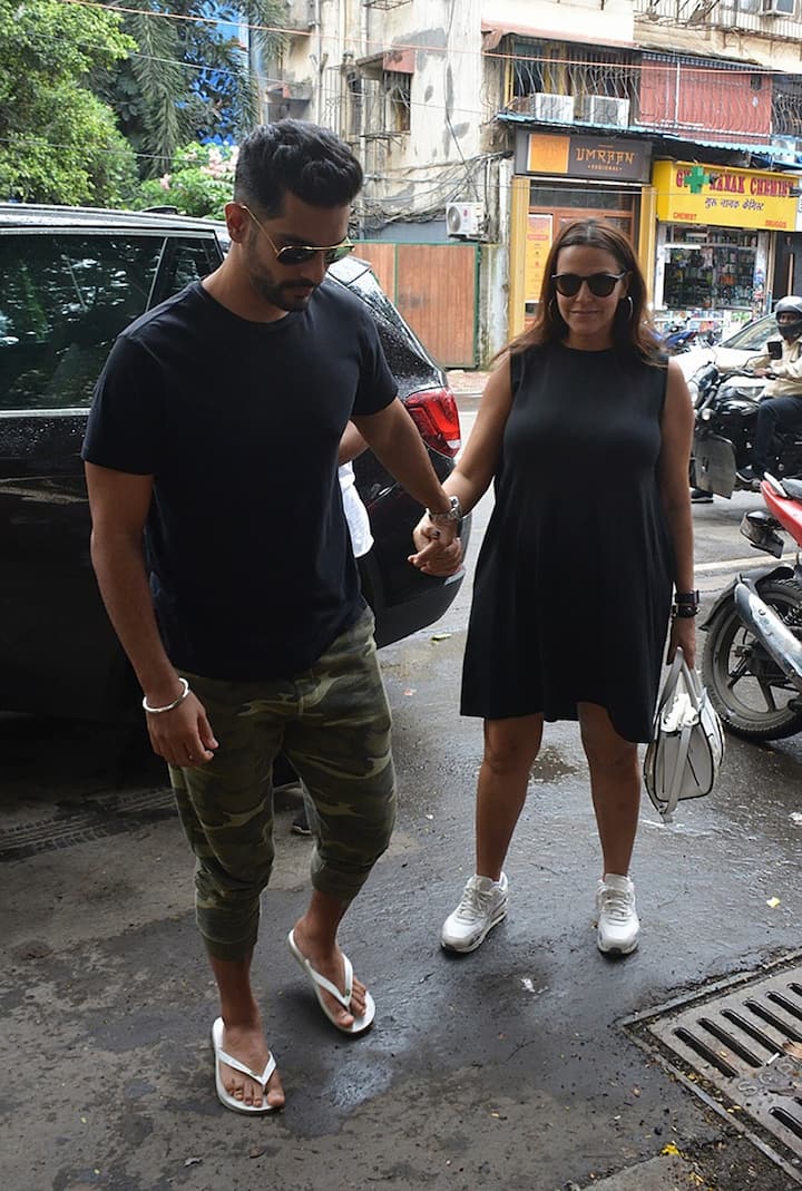 नेहा के बर्थडे पर उनके दोस्त करण जौहर ने अपने घर एक बड़ी पार्टी का आयोजन किया था. (Photo: Fotocorp)