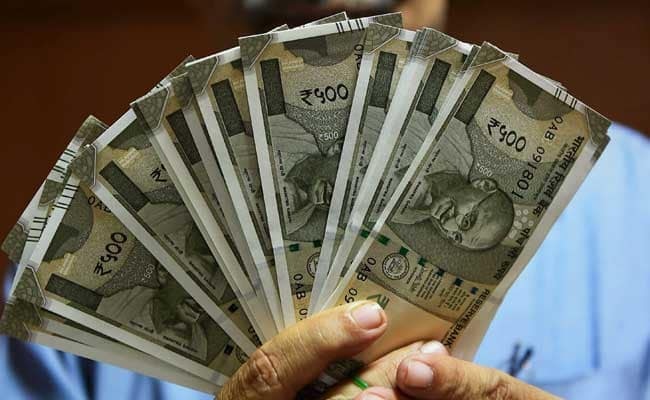Indian rupee fares 10 Paisa stronger than dollar डॉलर के मुकाबले रुपया 10 पैसे मजबूती के साथ खुला, फिर भी 70 के पार