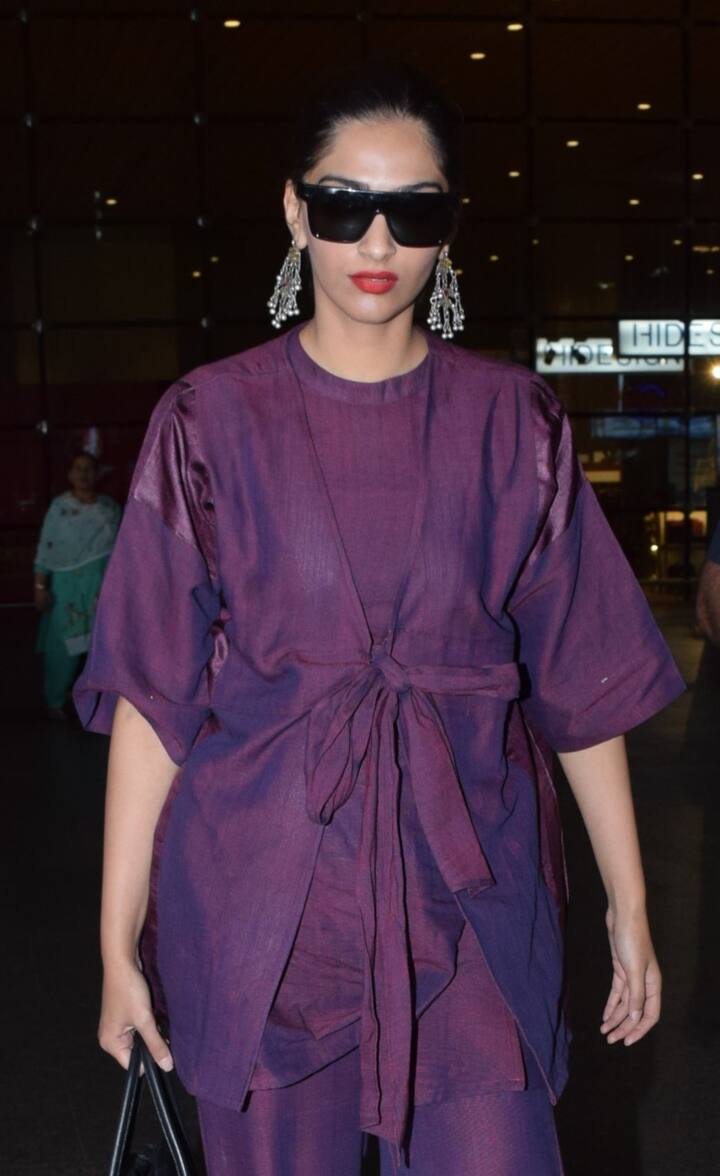 एयरपोर्ट पर सोनम कपूर को भी देखा गया. (तस्वीर: मानव मंगलानी)