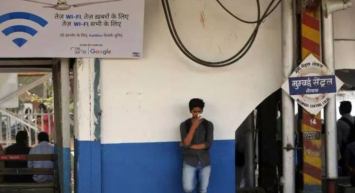 गूगल ने आज बताया कि आंध्र प्रदेश की कंपनी फाइबर नेटवर्क लिमिटेड (एपीएसएफएनएल) ने 12,000 गांवों का एक गूगल स्टेशन मुहैया करवाया है. इससे 1 करोड़ लोगों तक इंटरनेट की सुविधा पहुंचाई जाएगी. इससे पहले तक गूगल रेलटेल से साझेदारी कर 400 स्टेशनों पर वाई-फाई फ्री दे रहा था. तस्वीर: गूगल