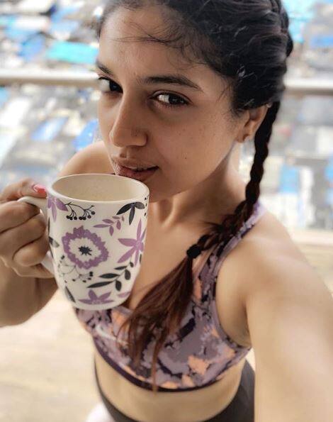 एक्ट्रेस भूमि पेडनेकर ने हाल ही में एक फिट तस्वीर शेयर की है जिसमें अभिनेत्री जिम के बीच ब्रेक लेकर चाय पीती दिखीं. तस्वीर: इंस्टाग्राम 