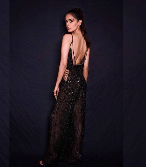 मानुषी ने बैकलेस लॉन्ग ड्रेस में फोटोशूट भी करवाया और इस शूट में वो बेहद खूबसूरत नज़र आईं. तस्वीर: इंस्टाग्राम