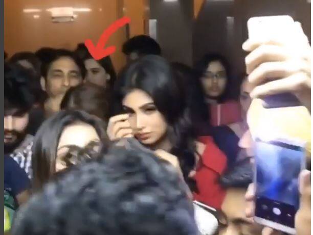Mouni Roy gets mobbed by the fans and here's what happened, watch video Video: 'गोल्ड' एक्ट्रेस मौनी रॉय को थियेटर के बाहर फैंस की भीड़ ने घेरा, देखिए फिर क्या हुआ