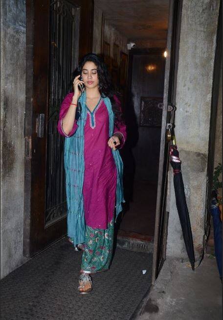  हाल ही में जाह्नवी कपूर लैक्मे फैशन वीक के दौरान ट्रेडिशनल ड्रेस में रैम्प वॉक करती नज़र आई थीं.