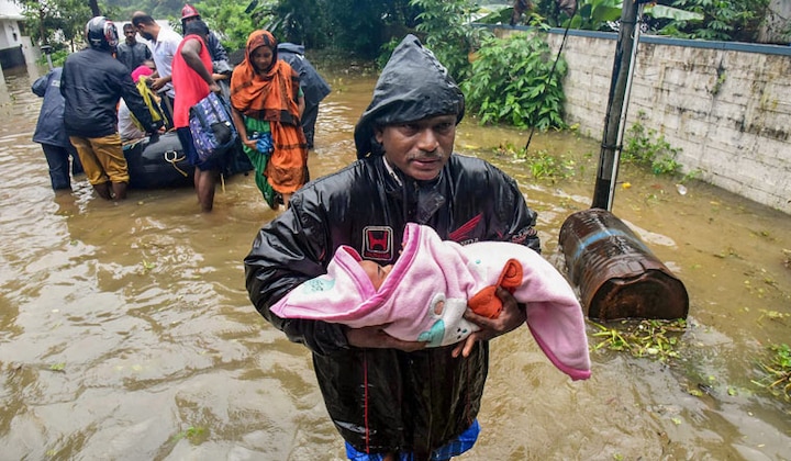 Kerala Flood: when the IAS and IPS officers did the relief work on the ground केरल बाढ़: जब ज़मीन पर मसीहा बनकर उतरे राज्य के आईएएस, आईपीएस ऑफिसर