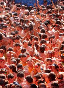 स्पेन में आज मनाया गया टोमेटिना फेस्टिवल, देखें तस्वीरें