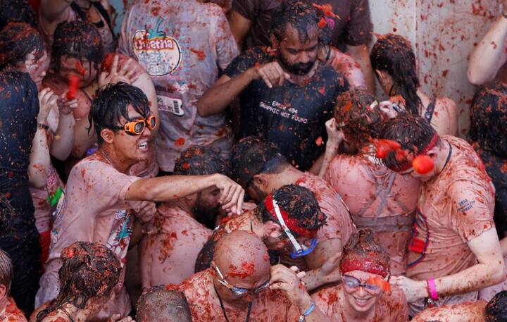 फिर इसके बाद फायर इंजन के जरिए पानी की बौछारें लोगों पर की जाती हैं जिससे सभी लोग अपने-अपने शरीर पर लगे पल्प को पानी से हटा लेते हैं. तस्वीर: एपी