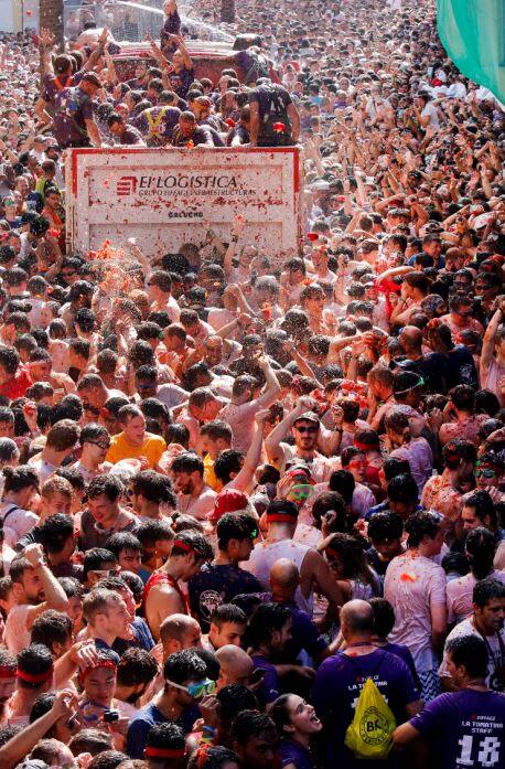 साल 1980 के बाद से यह नियम है कि टमाटर एक दूसरे पर फेंकने के समय किसी को चोट ना लगे इसका भी ध्यान रखा जाए. साथ ही जब यह त्योहार मनाया जाए तो उस दौरान किसी की खिड़की या फिर कुछ और कीमती चीज़ का नुकसान ना हो. तस्वीर: एपी