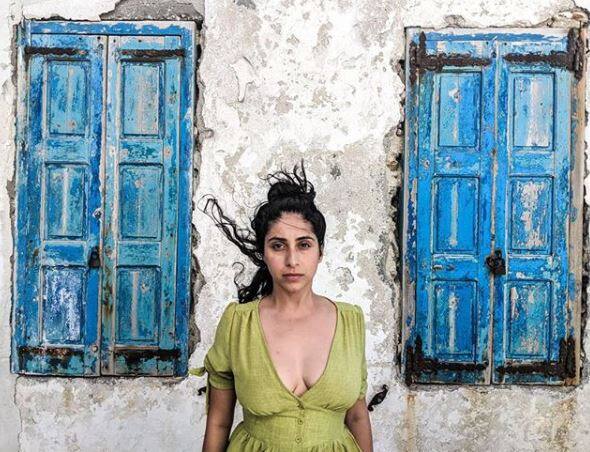  वहीं छुट्टियों के दौरान नेहा ने खाली घरों की खिड़कियों के सामने खड़े होकर तस्वीर खिंचवाई और इसे इंस्टाग्राम पर भी शेयर किया. तस्वीर: इंस्टाग्राम