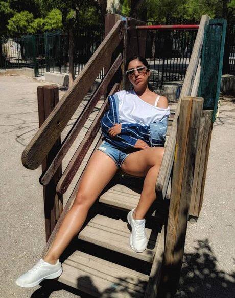 इस तस्वीर में नेहा शॉर्ट्स पहने दिख रही हैं. तस्वीर: इंस्टाग्राम