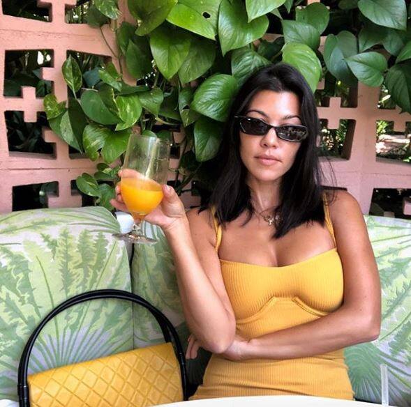  कॉर्टनी ने एक फोटो इंस्टाग्राम पर शेयर की थी जिसमें वो येलो ड्रेस पहनकर येलो शेक पीती नज़र आईं थीं. तस्वीर: इंस्टाग्राम