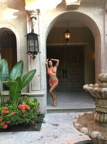 कॉर्टनी कर्दाशियां ने रेड कलर की बिकिनी में कराया कुछ ऐसा फोटोशूट