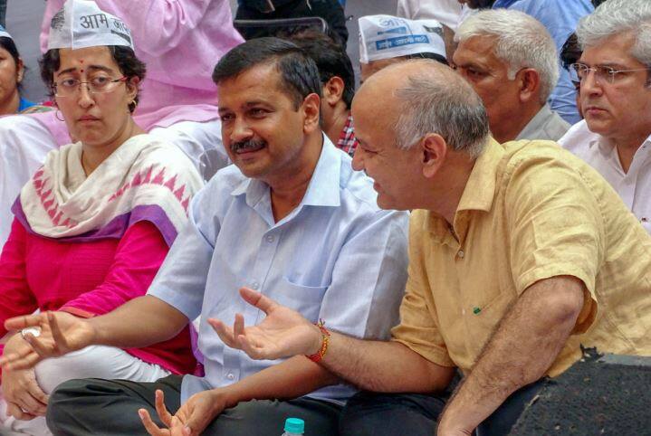 AAP को भी 'जाति' में दिखता है वोट, आतिशी मार्लेना से पहले MLA हटा चुके हैं सरनेम Arvind Kejriwal's AAP Leader Atishi Marlena Praveen Kumar Ashutosh last name raw AAP को भी 'जाति' में दिखता है वोट, आतिशी मार्लेना से पहले MLA हटा चुके हैं सरनेम