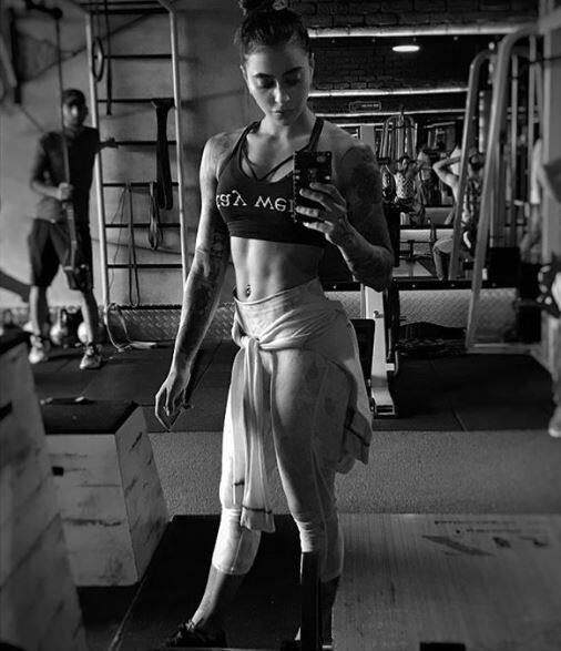  फिटनेस की दीवानी बानी जे परफेक्ट बॉडी पाने के लिए बहुत मेहनत करती हैं. बनी अपने सिक्स पैक एब्स से अच्छे-अच्छों का मता देती नजर आती हैं.