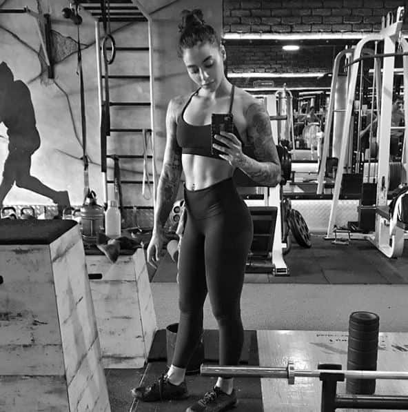  अपनी बॉडी पर कई टैटू बनवा चुकी बानी जे की ये तस्वीरें लोगों को फिट रहने के लिए काफी प्रोत्साहन देने वाली हैं.