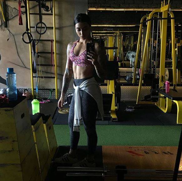  एक महिला होने के बाद भी बानी कर्वी फिगर के बजाए टोन्ड बॉडी को तरजीह देना ज्यादा पसंद करती हैं, जिसके लिए वह खूब मेहनत करती हैं.