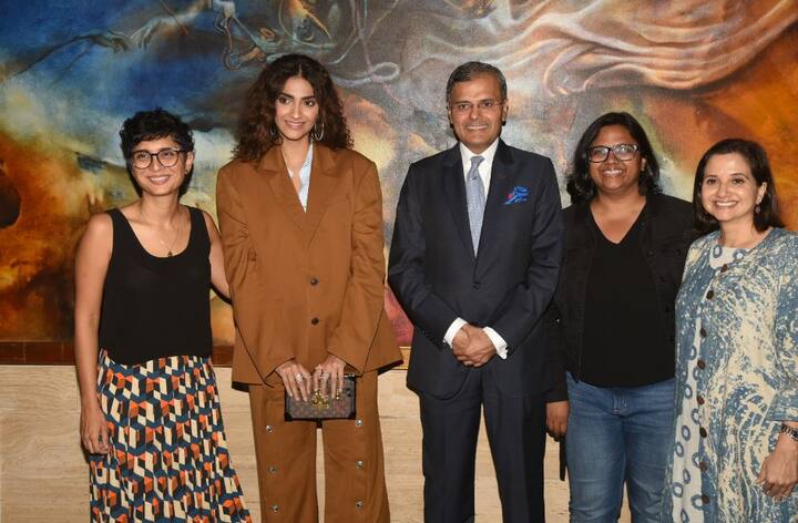 सोनम ने यह लुक जियो मामी 'वर्ड टु स्क्रीन मार्केट' की ओर से आयोजित वेलकम डिनर के लिए अपनाया था.