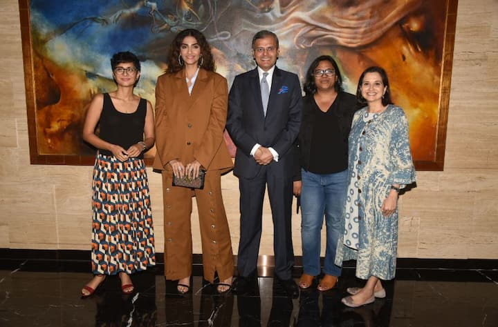 यह प्लेटफॉर्म फिल्म, टीवी और डिजिटल वर्ल्ड के लिटररी कंटेंट को सामने लाने का काम करता है. 