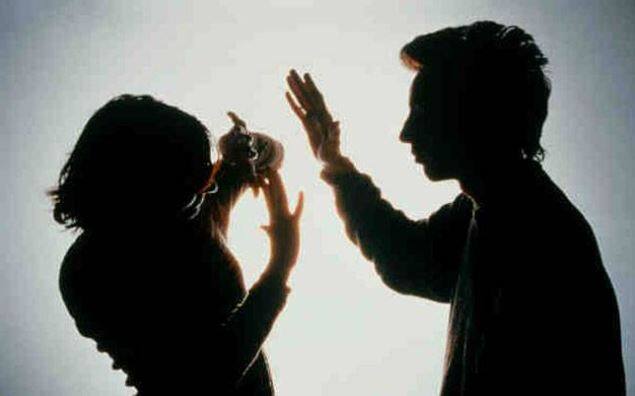 घरेलू महिला हिंसा भारतीय समाज का एक ऐसा मुद्दा है जिस पर आमतौर से कम ही चर्चा की जाती है.  जानकारी का अभाव कहें इसे या अशिक्षा का प्रकोप, वजह चाहे जो भी हो लेकिन यह सच है कि घरेलू हिंसा से भारतीय समाज की महिलाएं पीड़ित हैं. फोटो-गूगल फ्री इमेज