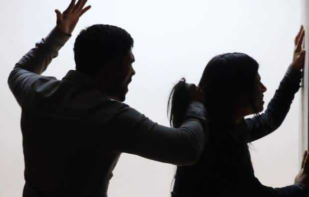 विडंबना ये है कि महिलाओं को इस बात की जानकारी कम ही होती है कि 'घरेलू महिला हिंसा कानून' उनकी रक्षा के लिए भारतीय संविधान के तहत मौजूद है. इस गैलरी के जरिए हम आपको बताने जा रहे हैं कि क्या है यह कानून और कैसे इसका इस्तेमाल कर महिलाएं अपने साथ होने वाली घरेलू हिंसा के खिलाफ अपनी अवाज बुलंद कर सकती हैं. फोटो-गूगल फ्री इमेज