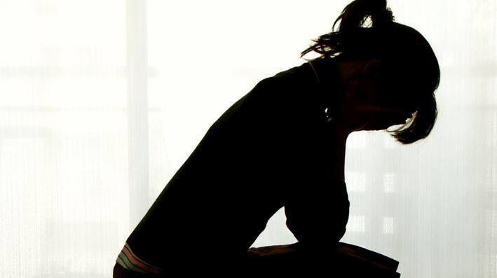 अब सवाल यह है कि इसकी शिकायत कहां करें? हर राज्य में प्रदेश सरकार की ओर से  ‘संरक्षण अधिकारी’ नियुक्त किया जाता है. 'घरेलू महिला हिंसा कानून 2005' के तहत महिलाएं अपने पास के ‘संरक्षण अधिकारी’ अधिकारी से संपर्क कर सकती हैं. फोटो-गूगल फ्री इमेज