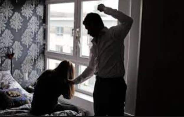 महिलाएं अपनी इस समस्याओं के समाधान के लिए कोर्ट जा सकती हैं. इस कानून में खास बात ये है कि खुद पीड़िता को मजिस्ट्रेट्स के सामने जाने की जरूरत नहीं है. संरक्षण अधिकारी ही उनके आधार पर केस दर्ज करवा सकता है. फोटो-गूगल फ्री इमेज