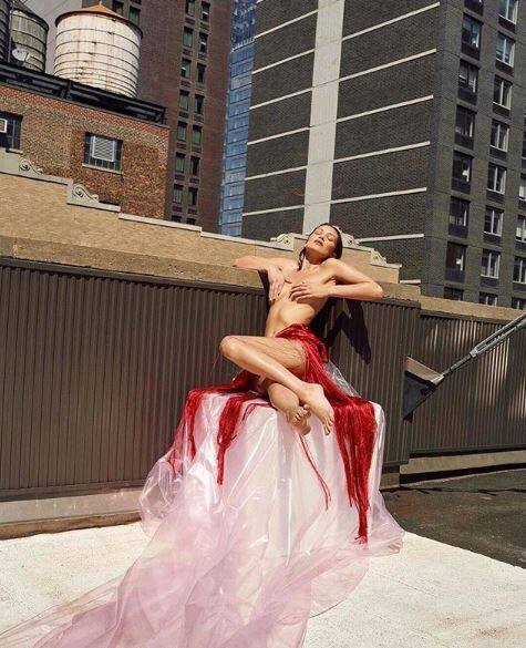 बेला हैडिड ने हाल ही में टॉपलेस फोटो इंस्टाग्राम पर शेयर की है जिसमें वो काफी खूबसूरत दिखीं. तस्वीर: इंस्टाग्राम