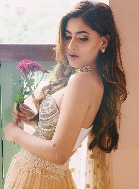 जब उनसे उनके करियर के बारे में पूछा गया तो करिशमा शर्मा ने जवाब देते हुए कहा कि कुछ प्रोजेक्ट्स पर काम जारी है. तस्वीर: इंस्टाग्राम