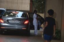 नैनी की गोद में कार से बाहर आ रहे थे तैमूर, कैमरे में हुए कैद