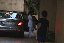 नैनी की गोद में कार से बाहर आ रहे थे तैमूर, कैमरे में हुए कैद