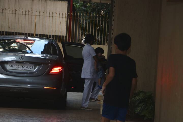 तैमूर ने इस दौरान टी-शर्ट और शॉर्ट्स पहना हुआ था. तस्वीर: मानव मंगलानी