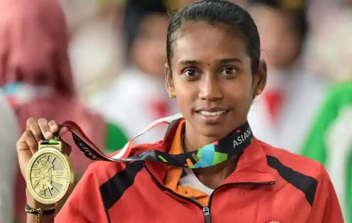  इनके बाद चित्रा ने 1500 मीटर वीमेन स्पर्धा में दौड़ लगाकर गोल्ड जीता. तस्वीर: पीटीआई 