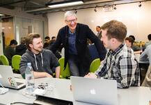 जानिए Apple के CEO कुक ने Facebook के CEO जुकरबर्ग के मुकाबले पिछले सात सालों में कितना कमाया