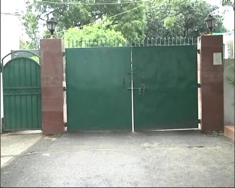 पटना: लालू यादव के घर के दरवाजे पर बंधा काला कपड़ा हटाया गया पटना: लालू यादव के घर के दरवाजे पर बंधा काला कपड़ा हटाया गया
