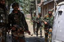 कश्मीर: 10 पुलिसकर्मियों के परिजनों का अपहरण कर हिजबुल आतंकी बोला- \'घर वालों के बदले, घर वाले\'