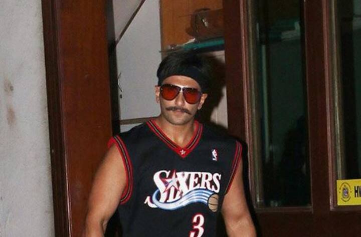 वहीं, दूसरी ओर रणवीर सिंह भी मीडिया के कैमरे में कैद हुए. इस दौरान वो अपने सिंबा लुक में नजर आए. साथ ही उन्होंने एक टी शर्ट पहनी हुई थी जिस पर 3 लिखा हुआ था.