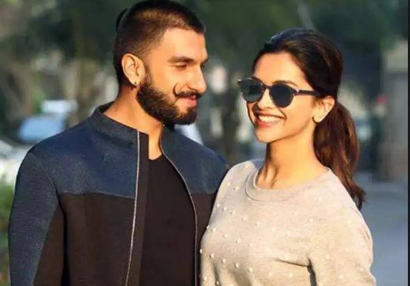 रिपोर्ट्स का कहना है कि इस टी- शर्ट के जरिए रणवीर सिंह ने अपनी और दीपिका की शादी की डेट को लेकर हिंट किया है. कुछ वक्त पहले तक खबरें थी कि रणवीर और दीपिका इसी साल 20 नवंबर को शादी के बंधन में बंधने वाले हैं.