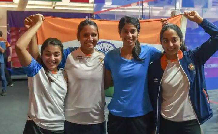 भारतीय महिला स्क्वैश में जीतने के बाद प्लेयर दीपिका पल्लीकल कार्तिक, सुनयना कुरुविला, जोशना चिनप्पा और तन्वी खन्ना को ध्वज पकड़े एक साथ देखा गया. तस्वीर: पीटीआई