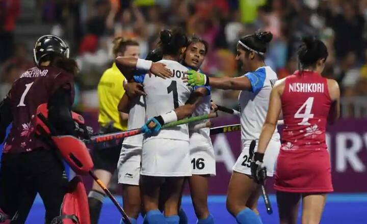इंडोनेशिया में खेले जा रहे 18वें एशियन गेम्स में भारतीय महिला हॉकी टीम को सिल्वर मेडल से संतोष करना पड़ा. इसके साथ ही भारतीय महिला टीम एशियाई खेलों में 36 साल बाद दूसरा गोल्ड जीतने से चूक गई. तस्वीर: पीटीआई