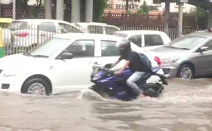  सड़कों पर भारी जल जमाव की वजह से जगह-जगह लंबा जाम देखने को मिला. लोगों को जूझते देखा गया. बारिश की वजह से न्यूनतम तापमान सामान्य से तीन डिग्री कम 23.5 डिग्री सेल्सियस दर्ज किया गया.