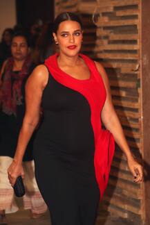 स्किन फिट ड्रेस में Red Carpet पर उतरीं प्रेंग्नेंट नेहा धूपिया, बेबी बंप के साथ शिल्पा ने की खूब मस्ती