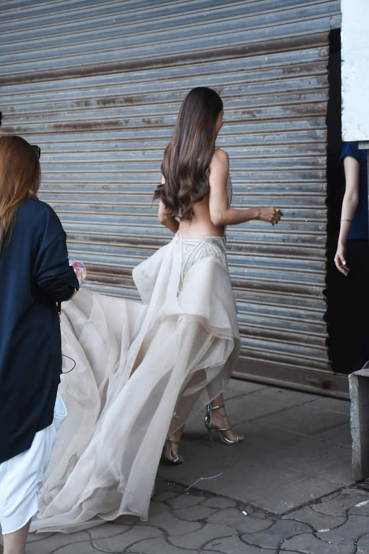 मलाइका ने अपनी एक तस्वीर पोस्ट करते हुए अपनी टीम की लड़कियों को थैंक्यू कहा.