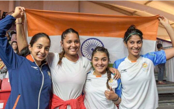 इंडोनेशिया में खेले जा रहे 18वें एशियन गेम्स में भारतीय महिला स्क्वैश टीम को सिल्वर मेडल से संतोष करना पड़ा. इस टीम में तन्वी खन्ना, दीपिका पल्लीकल कार्तिक, सुनयना कुरुविला और जोशना चिनप्पा शामिल थीं. तस्वीर: पीटीआई