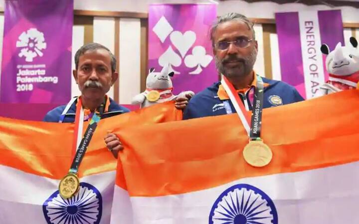  वहीं ब्रिज कॉम्पिटिशन में प्रणब बर्धन और शिवनाथ सरकार ने गोल्ड जीता. साथ ही दोनों ध्वज के साथ भी दिखाई दिए. तस्वीर: पीटीआई