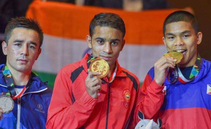  इसके बाद जब अमित को मेडल मिला तो उनका जोश को देखने वाला था. तस्वीर: पीटीआई 
