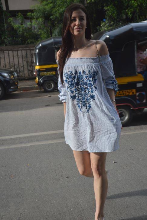  इस बीच जॉर्जिया एंड्रियानी शनिवार की शाम मुंबई के अंधेरी में स्पॉट की गईं. उस दौरान उन्होंने ऑफ शोल्डर वन पीस ड्रेस में पहना हुआ था. फोटो - मानव मंगलानी